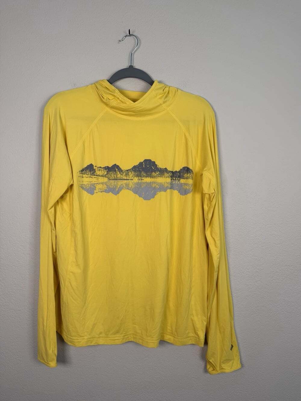 Stio Shirt Mens Medium Hylas Hooded Pullover Sunflower Outdoor Hiking Thumb Hole